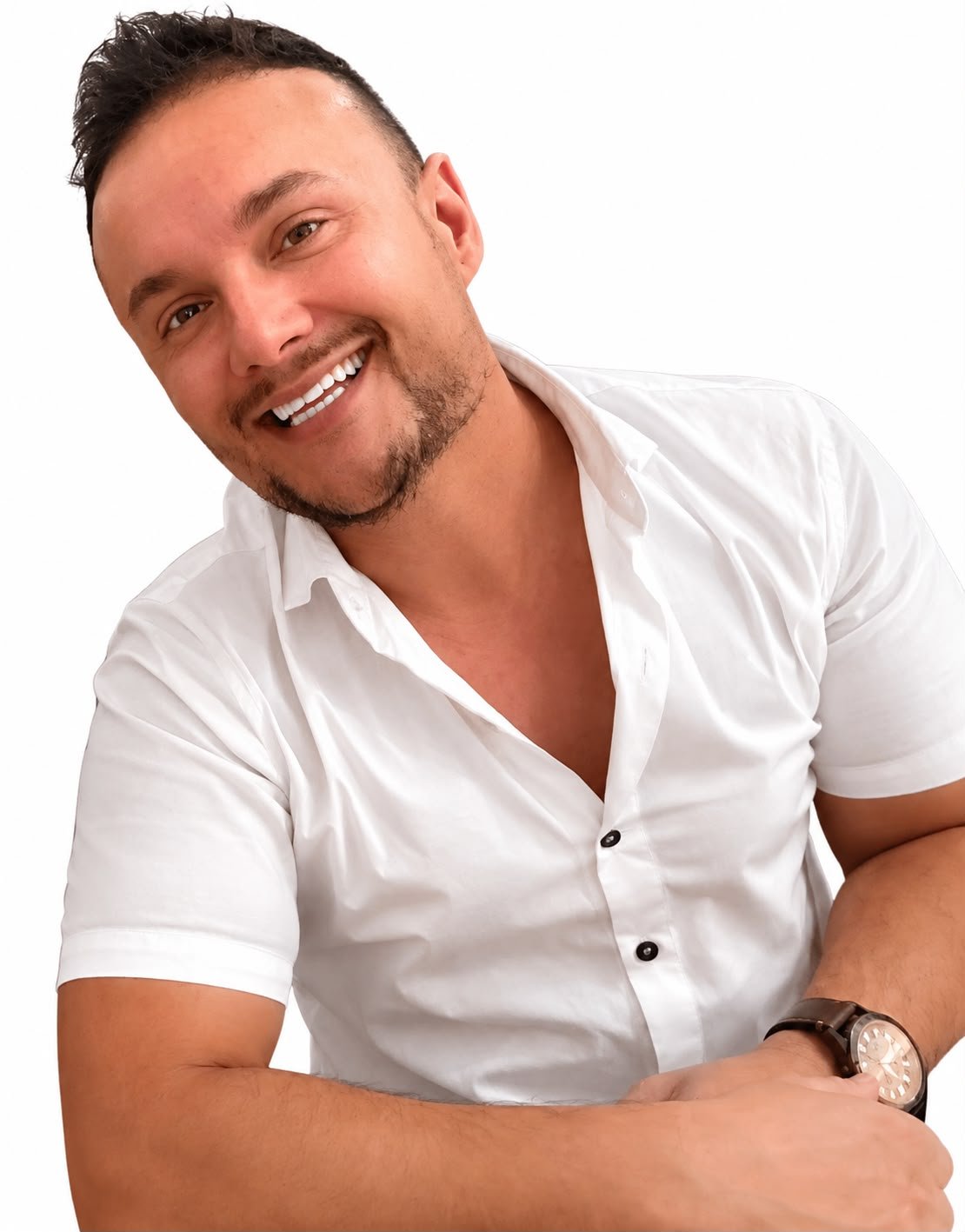 Retrato de Fernando Pantoja com camisa branca